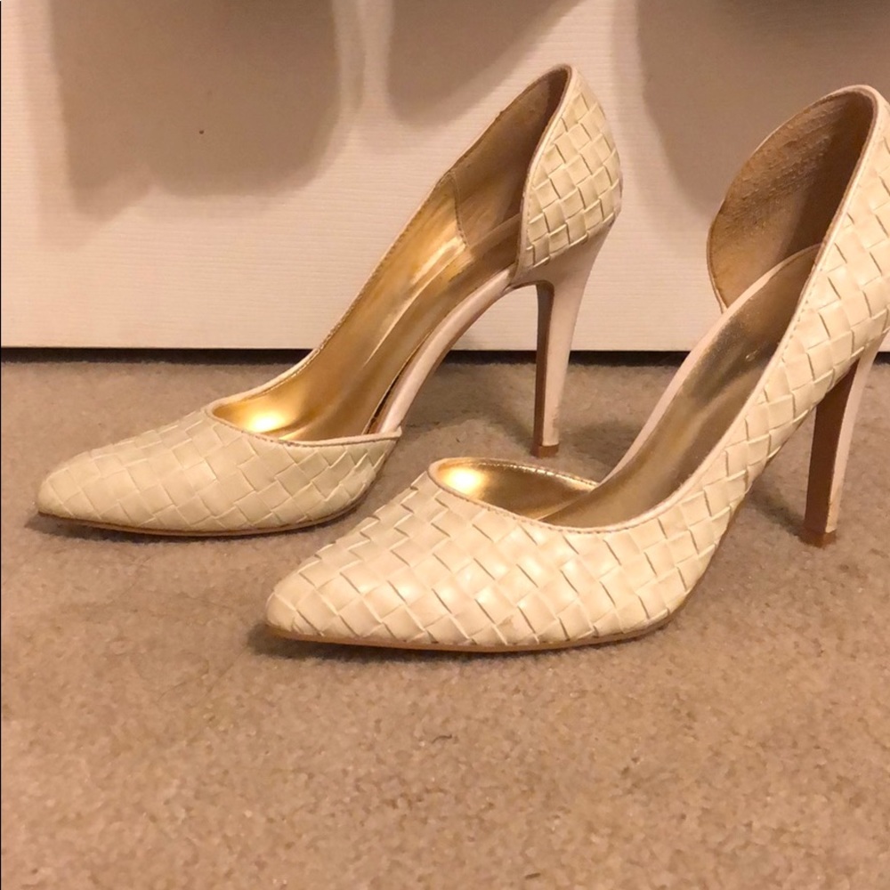 Cream/Off-White Pointy Toe Heels. Size 8